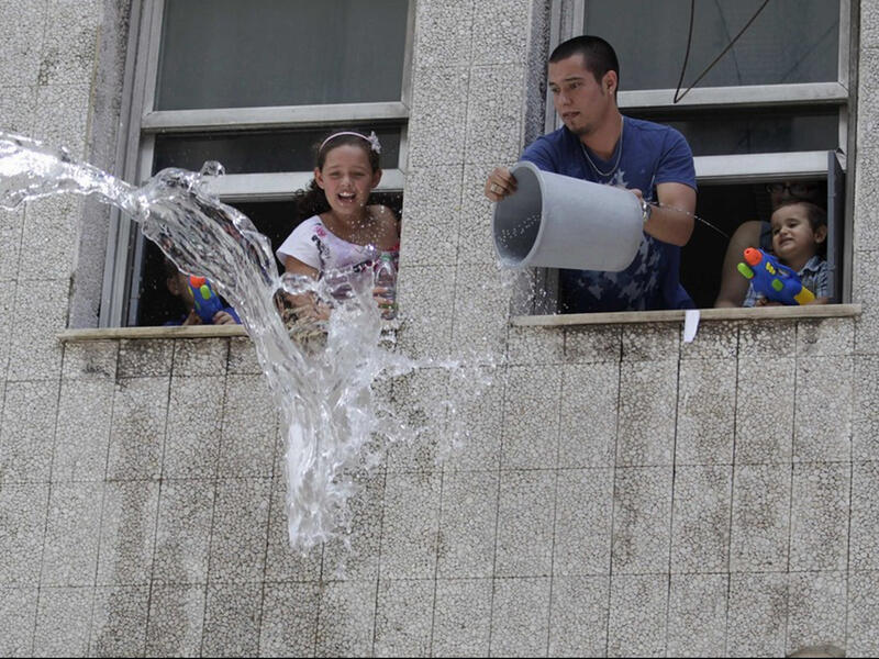 water buckets guns splashing
