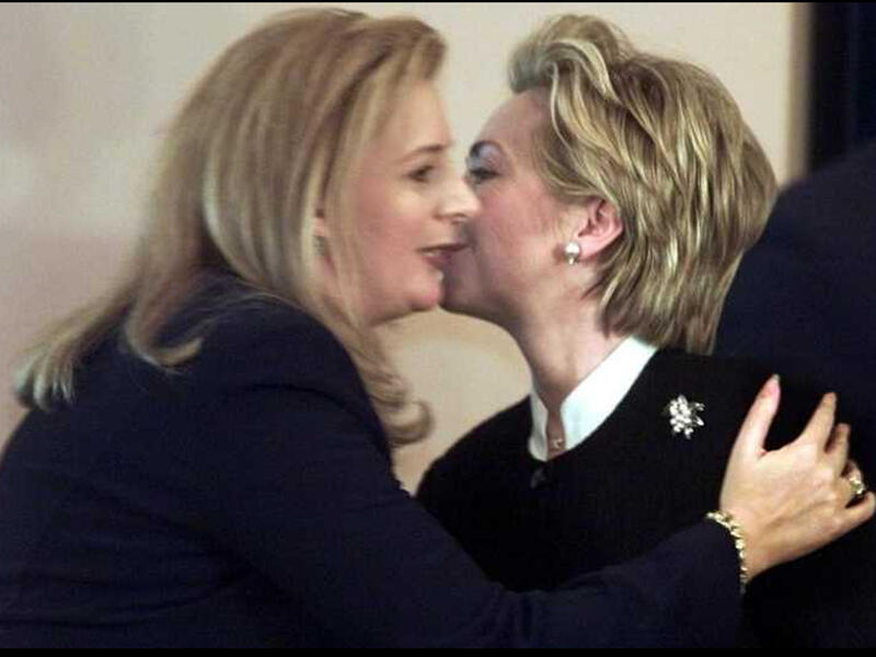 Hillary Clinton kisses Suha Arafat