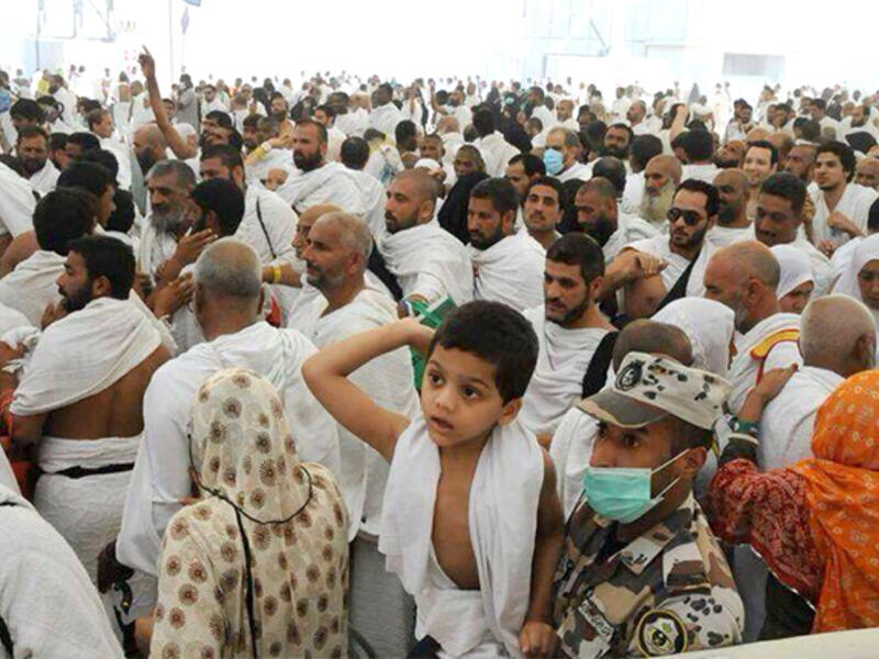 crowd pilgrims hajj mecca