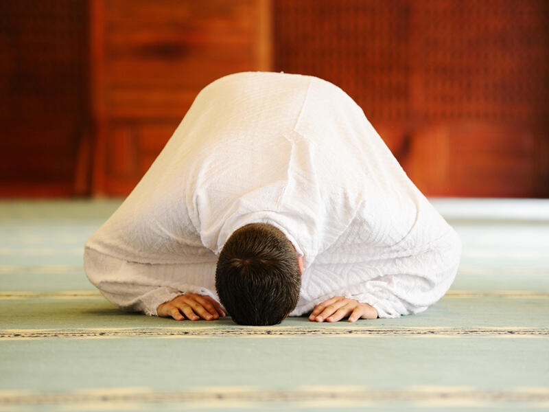 muslim man praying 