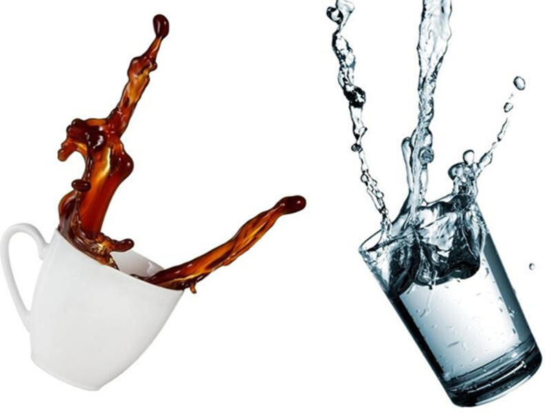 drink water with coffee 