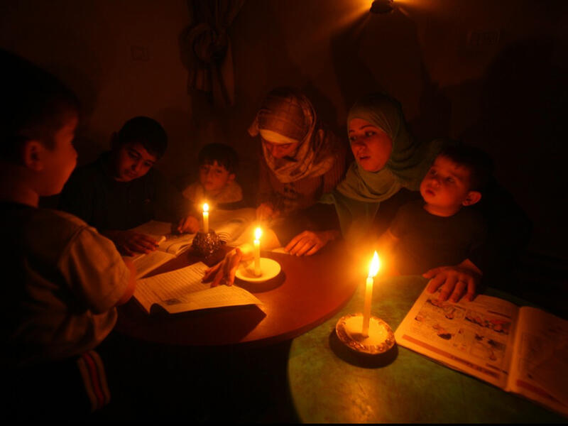 palestinian candles electricity outage