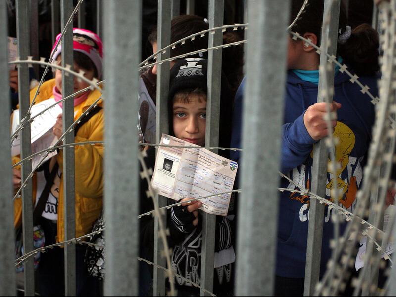 palestinian children barbed wire checkpoint