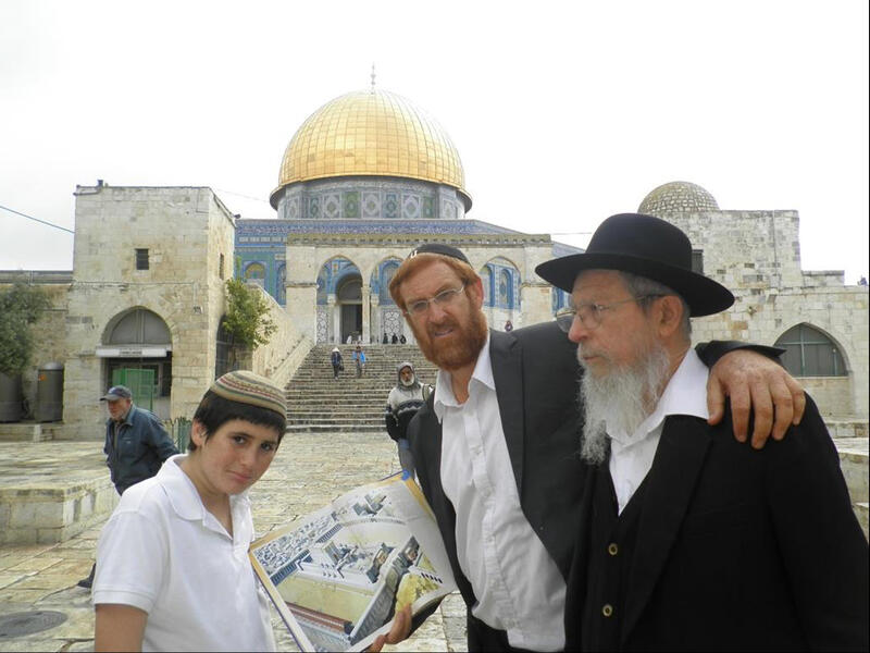 jewish visitors pray at al aqsa