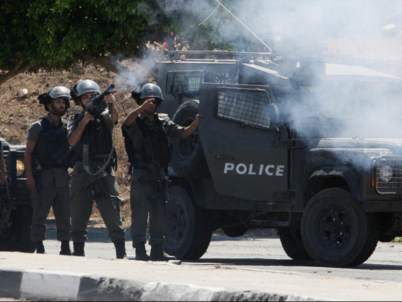 israeli soldiers fire at protesters
