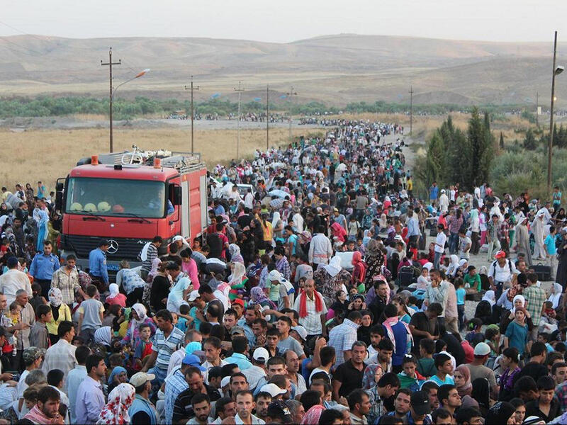refugees walking to border