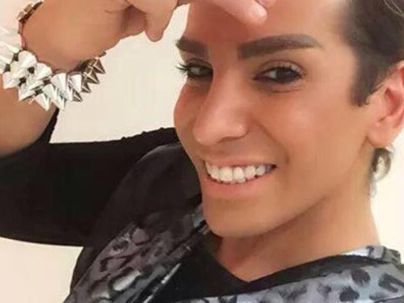 فيفو أو فراس لبناني يعيش أمريكا حيث يمارس عمله هناك كخبير تجميل وموهبة فيفو تتعدّى التجميل فهو يسدي النصائح  يومياً للآلاف من متابعيه على فايسبوك من خلال أمثال شعبية وطريقة فيفو في اللبس واستخدامه المكياج والإكسسوار تثير الشك حول ميوله الجنسية