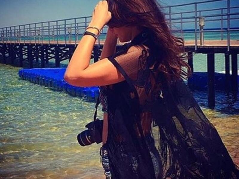 ظهرت صورة للفنانة درّة على شاطئ البحر خلال قضائها عطلتها في شرم الشيخ حيث ارتدت هوت شورت وتوب قصير كشف عن بطنها ووضعت شال أسود شفاف على كتفيها عدد كبير من جمهور الفنانة عبروا عن استيائهم مؤكدين أنهم لم يعتادوا على ظهورها بمثل هذه الإطلالة الجريئة.