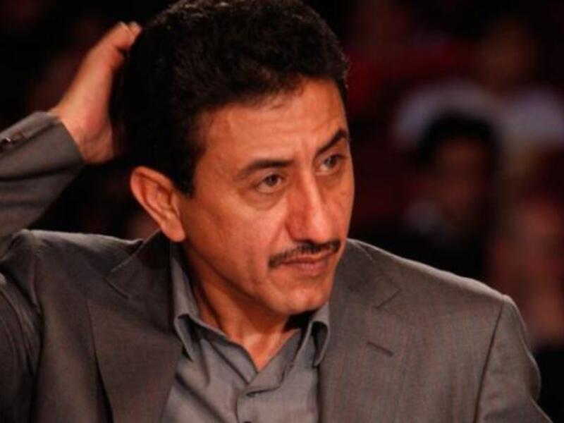 Nasser al Qasabi scratches his head, deciding to buzz or not to buzz!