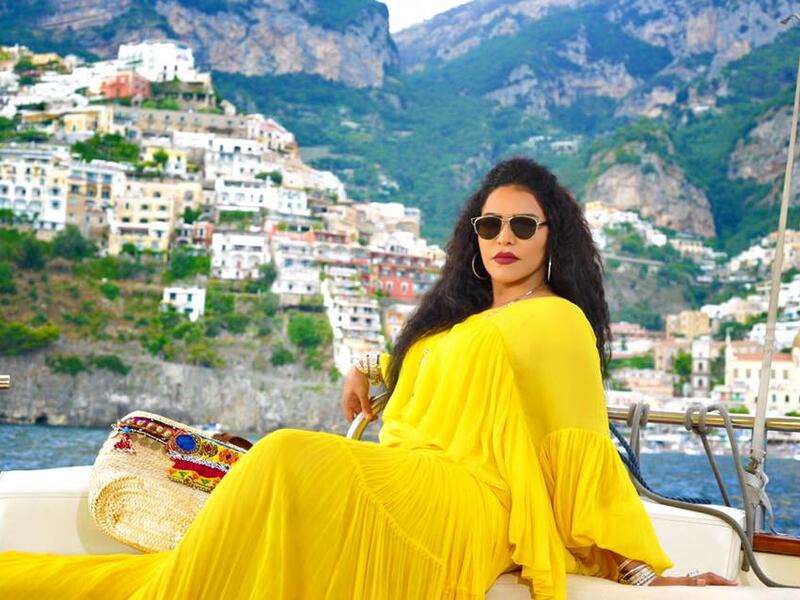 أطلقت النجمة أحلام فيديو كليب لأغنيتها “حمال اسيه” على صعيد الأزياء أطلت أحلام بمجموعة إطلالات عصرية في الفيديو كليب واختارت فساتين من أحدث صيحات الموضة وكان أجملها إطلالتها بالفستان الأصفر والمستوحى من إطلالة بيونسيه بالفستان الأصفر في فيديو كليب “ليمونيد”.