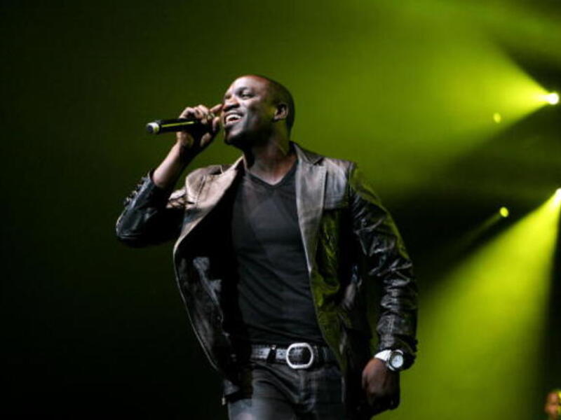 Akon performing