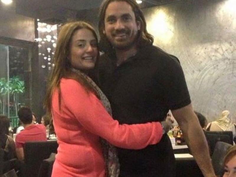 ظهرت صورة للفنان المصري أمير كرارة برفقة زوجته هند صلاح حسني، في ظهور نادر لها. الفنان المصري ظهر في الصورة وهو يحتضن زوجته في الكافيه الخاص به، في لقطة كشفت عن الحب الشديد الذي يجمعهما. 