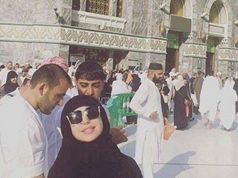 سافرت حليمة بولند إلى الأراضي المقدسة لتؤدي مناسك العمرة ونشرت صورة لها هناك ظهرت فيها مرتدية حجاب أسو ووضعت نظارة شمسية على عينيها حليمة علقت على الصورة: «الحمدالله استانست وايد اللهم تقبل منا يارب» وقد انهالت عليها تعليقات جمهورها داعين الله أن يتقبل منها.