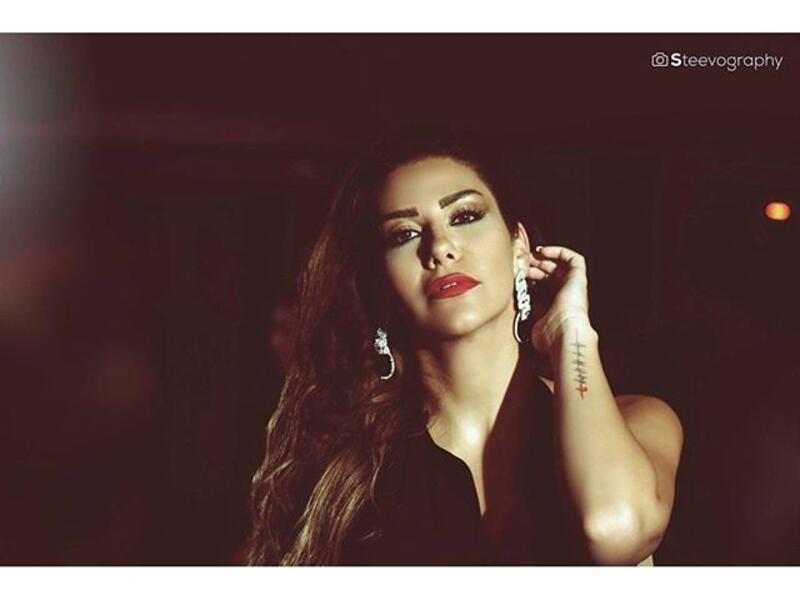 نشرت الفنانة السورية نظلي رواس  صورة لها بفستان جريء، وقد ظهر تاتو على معصم يدها. التاتو عبارة عن دقّات القلب وقد أثار ضجة كبيرة بين رواد مواقع التواصل الاجتماعي الذين اعتبروا انه هذا التاتو لا يليق بها كأم.