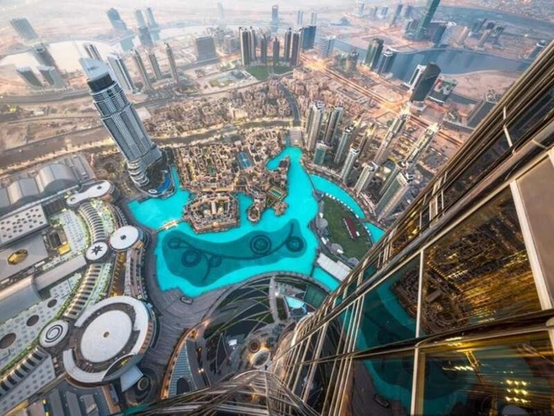 بسبب طول ناطحات السحاب هناك، يمكنك فقط أن تذهب إلى أعلى إحدى الناطحات وتشاهد العالم من تحتك صغيراً جداً.
