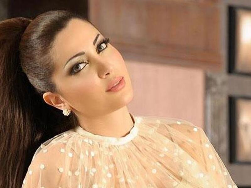 بالرغم من صغر سنها وعدم انجابها للاطفال برعت الفنانة السورية نسرين طافش بتجسيد دور الام في  “جلسات نسائية” وأدت دور “هالة” الأم الأرملة التي تتعامل مع ابنتها كصديقة خصوصاً عندما تقع في حب (باسم ياخور) فيدخلان في علاقة حب قاسية بسبب رفض ابنتها زواجهما. 