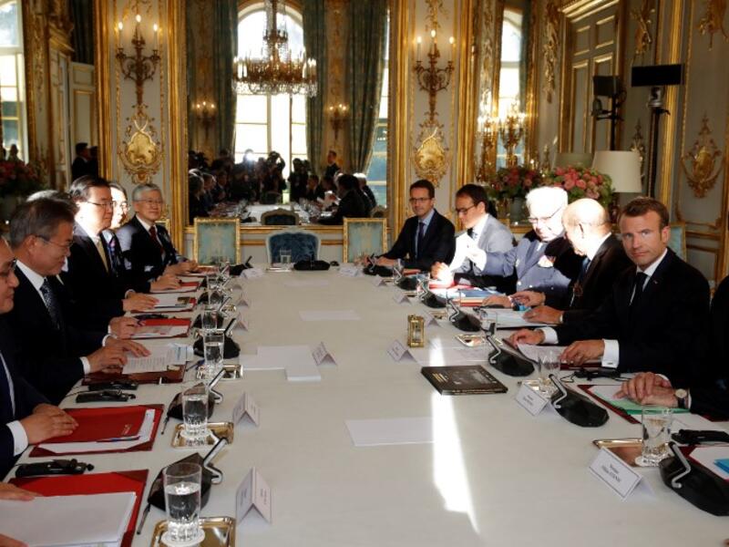 French President Emmanuel Macron (2ndR) and South Korean President Moon Jae-in (2ndL) attend a meeting at the Elysee Palace in Paris, on October 15, 2018. (PHILIPPE WOJAZER / POOL / AFP)


