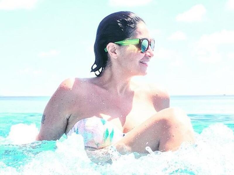 خطفت غادة عبد الرازق الأنظار حيث نشرت صوراً لها عبر حسابها على أحد مواقع التواصل وهي ترتدي “المايوه” وتمارس السباحة في جزر المالديف وظهرت عبد الرازق في قمة الإثارة بالصور  التي أثارت تعليقات الجمهور ما بين المعجب والمنتقد.