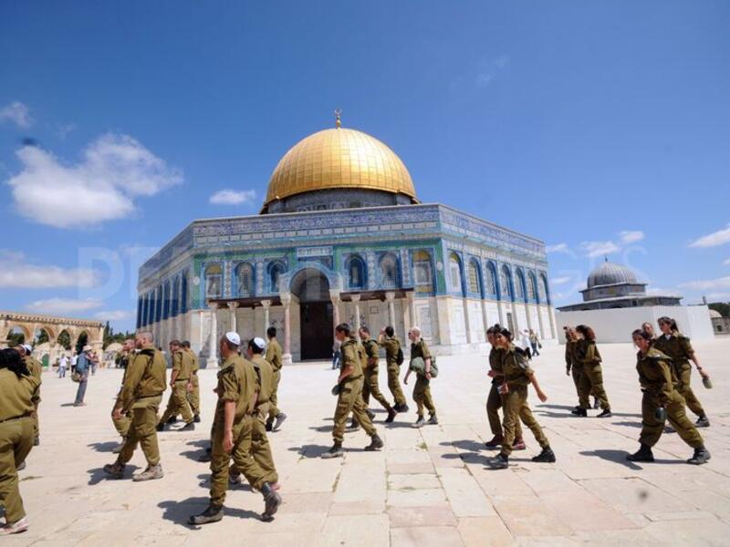 IDF soldiers walk past Al-Aqsa mosque. (AFP/File)