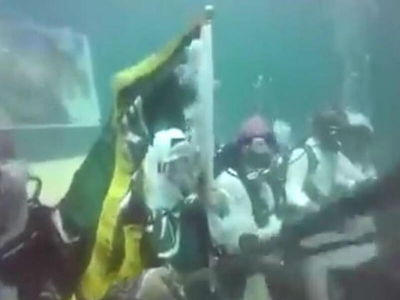 قرّر شُبّان سعوديون ابتكار طريقة خاصة بهم ومميزة للمشاركة بهذه الاحتفالات، فغاصوا إلى عمق 88 قدم في قاع البحر وأدوا رقصة "العرضة السعودية وهم يرتدون الزي السعودي التقليدي.