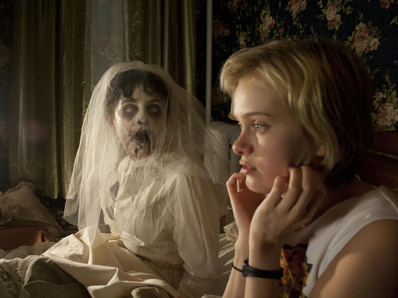 :The Innkeepers يقـرر اثنان من العاملين في فندق تملكـه امرأة تم قتلها أن يكتشفـوا أسرار هذا المكان وما اشيع عنه أنه يضم شبـح المـرأة المزعج، الذي لا يتـرك النزلاء في حالهم