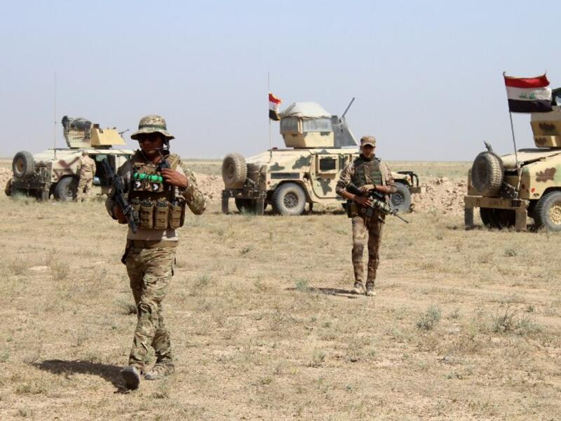 Iraqi soldiers re-group on the front line against Islamic State (IS) group jihadists near Fallujah, in Iraq's Anbar province, on May 3, 2016. (AFP/Moadh al-Dulaimi)