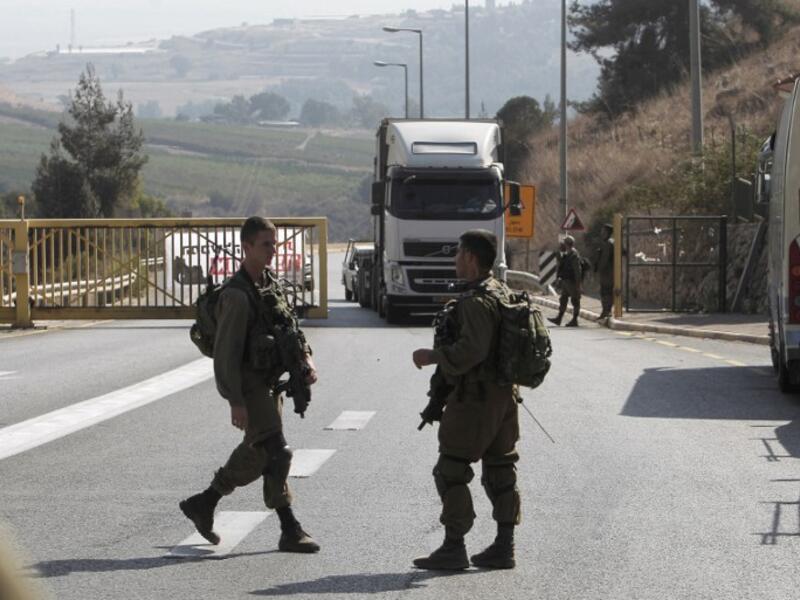 Israeli security forces are seen in the town of Metula, near the Lebanon-Israel border, on October 26, 2016, after gunfire from a vehicle in Lebanon towards Israeli forces wounded an Israeli soldier. (AFP/Jalaa Marey)