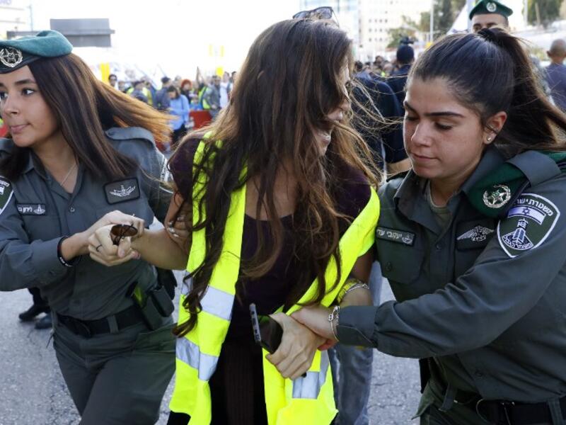 Members of the Israeli security forces arrest a protester wearing a yellow vest, during demonstrations against the rising cost of living on December 14, 2018.
JACK GUEZ / AFP