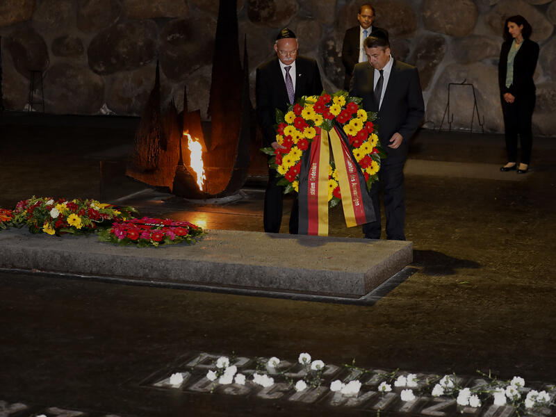 German Foreign Minister Sigmar Gabriel, right, and German Ambassador to Israel, Clemens von Goetze, lay a wreath at the Hall of Remembrance at the Yad Vashem Holocaust Memorial museum in Jerusalem, April 24, 2017. (AFP/Gali Tibbon)