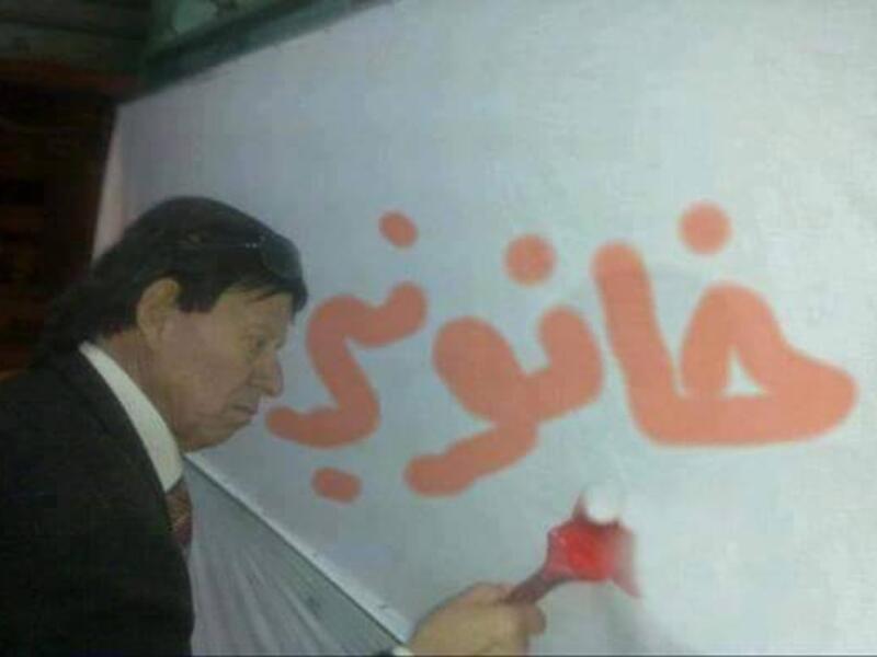 Shebli Haddad paints a canvas with the words "they betrayed me" in Arabic. (Shebli Haddad/Facebook)