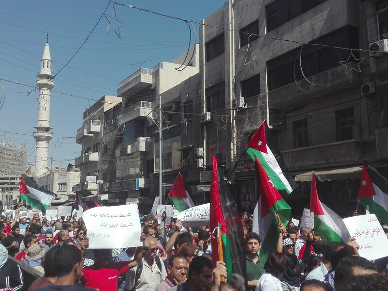 Protesters march in downtown Amman against the deal with Israel. (AlBawaba/Justin Clark)