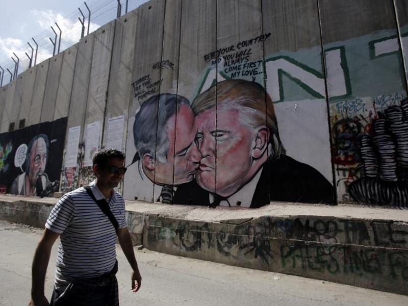Depiction of Donald Trump kissing Netanyahu drawn on the security barrier in Bethlehem/AFP