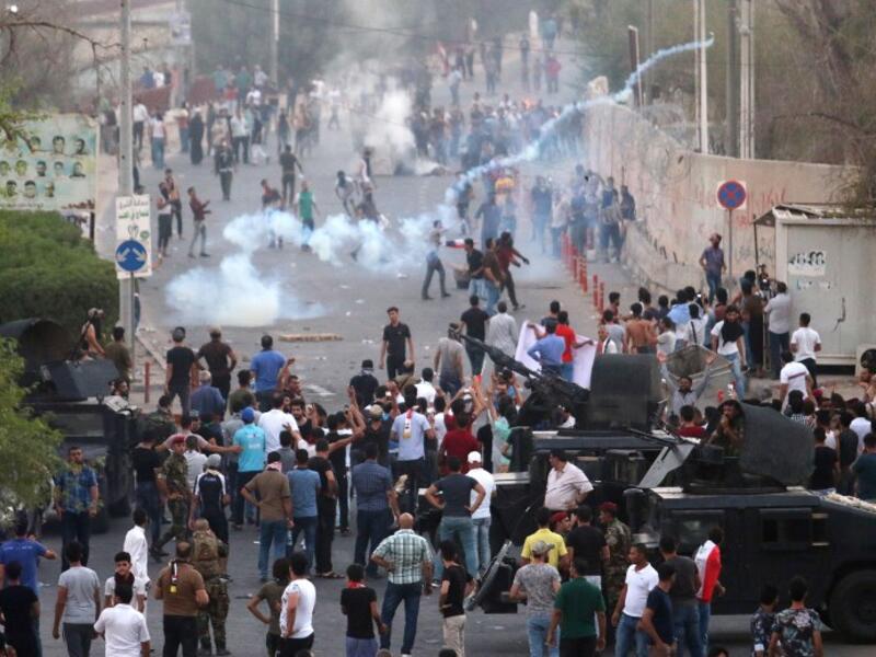 Iraqi protestors clash with security forces firing tear gas during a protest against the government and the lack of basic services, on August 31, 2018 in the southern city of Basra. 
Haidar MOHAMMED ALI / AFP