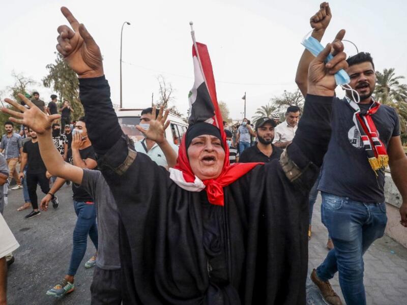 Iraqi protesters gesture and chant slogans as they gather in a demonstration against corruption and lack of basic services outside the local government headquarters in the southern city of Basra on September 2, 2018. 
Haidar MOHAMMED ALI / AFP