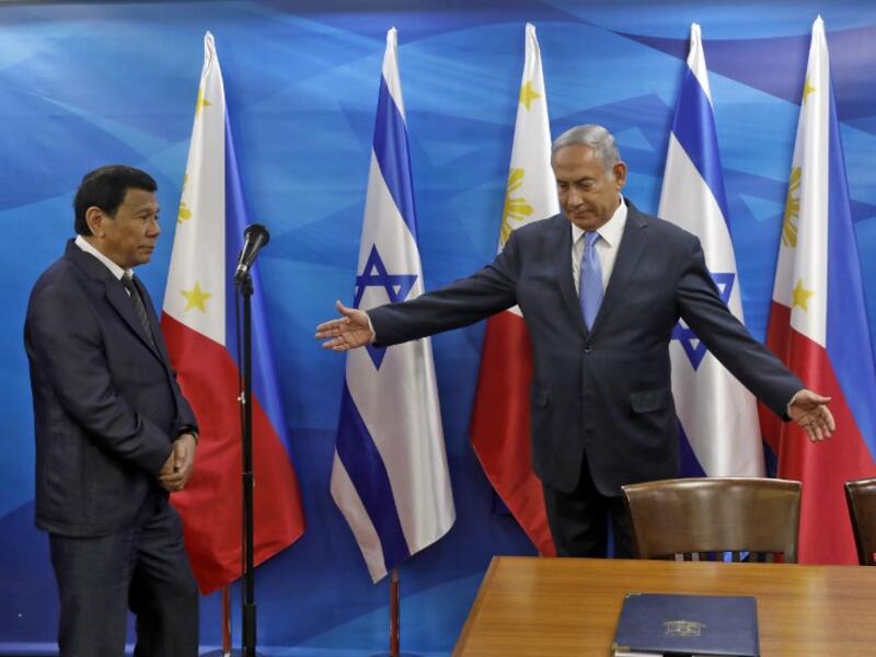 Israeli Prime Minister Benjamin Netanyahu (R) gestures to the president of the Philippines Rodrigo Duterte (L) during their meeting in Jerusalem September 3, 2018. 
RONEN ZVULUN / POOL / AFP