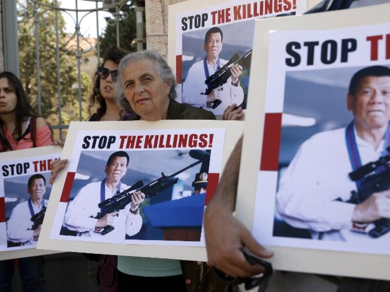 Israelis protest against Philippine President Rodrigo Duterte's visit to Israel as they stand outside the presidential compound in Jerusalem on September 4, 2018, during Duerte's meeting with his Israeli counterpart. 
GALI TIBBON / AFP