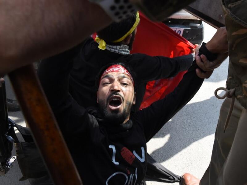 Indian police detain a Kashmiri Shiite Muslim as devotees defied restrictions imposed on a Muharram procession in Srinagar on September 19, 2018. Tauseef MUSTAFA / AFP