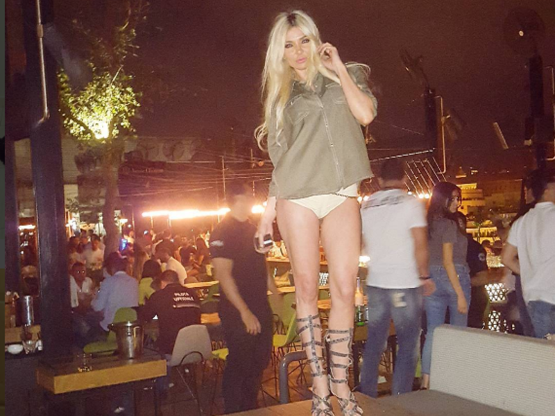 بعدما كتبت ميريام كلينك “لدي الكثير من الثقة بالنفس لدرجة أنني قادرة على إحباط أي إهانة من حقير أو خنزير وأمشي عارية دون أن يزعجني أحد” نفّذت التحدّي حيث نشرت صورة لها ترتدي فيها قميصاً معلقة أنها لم تجد اي بنطالون يناسبها فقررت الخروج بالملابس الداخلية.