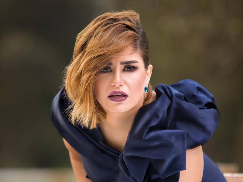 خضعت الفنانة منة فضالي لجلسة تصوير جديدة مع المصور حسين باشا منة ظهرت في لوك جديد من خلال الصور التي نشرتها عبر انستجرام وظهرت وهي ترتدي فستان أزرق يبرز مفاتنها بينما اختارت لها تسريحة شعر جديدة وماكياج زاد من جمالها جمهور الفنانة أشاد بشكلها واطلالتها.