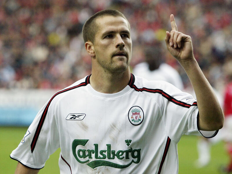 1- المهاجم الإنجليزي مايكل أوين: لفت الأنظار أثناء مسيرته مع ليفربول، فسجل 158 هدفاً في 297 مباراة خلال 8 أعوام، غادر بعدها صوب ريال مدريد عام 2004، إلا أن كثرة الإصابات حالت دون ظهوره بالشكل المطلوب، لعب بعدها لنيوكاسل ومانشستر يونايتد وستوك سيتي دون ترك أثر يذكر.