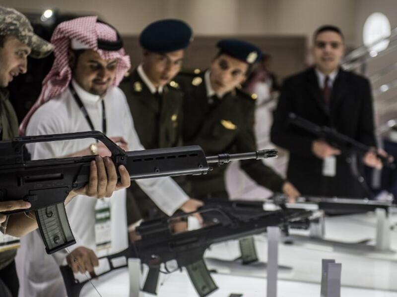A visitor aims a weapon at the Saudi stand during Egypt’s first Service Defence Exhibition in Cairo on December 3, 2018, at the International Exhibition Center. 
Khaled DESOUKI / AFP
