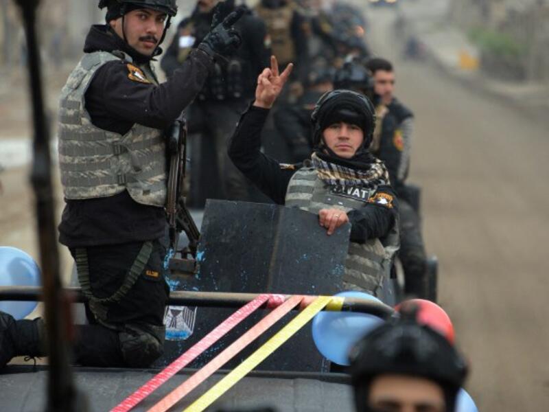 Members of the Iraqi security forces parade in the streets of the Iraqi city of Mosul, during celebrations marking the first anniversary of the country's victory over the Islamic State (IS) group, on December 10, 2018.
Zaid AL-OBEIDI / AFP