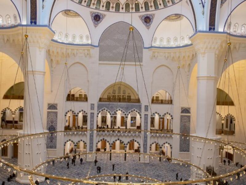 Muslims worshippers arrive for morning prayers at the Camlica Mosque in Istanbul, which opened on March 7, 2019.
Yasin AKGUL / AFP