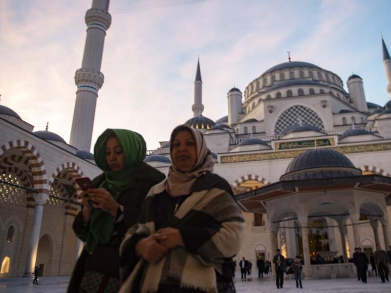 Muslims worshippers arrive for morning prayers at the Camlica Mosque in Istanbul, which opened on March 7, 2019. Hundreds of people arrived to attend the first ever prayer at the largest mosque in Asia Minor.
Yasin AKGUL / AFP