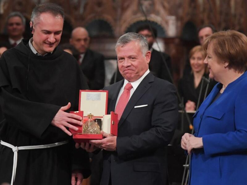 King Abdullah II of Jordan (C) receives from Guardian of the Sacred Convent of Assisi, Father Mauro Gambetti (L) the Lamp of the Peace of St. Francis, the "Catholic Nobel". (AFP/ File)