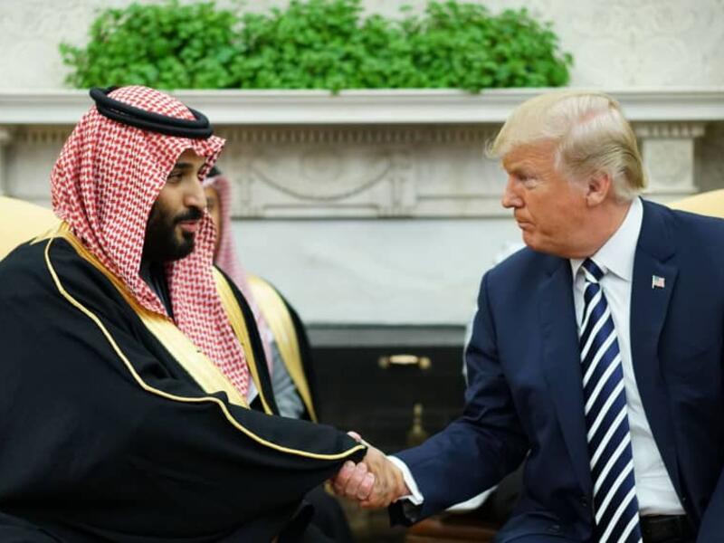 Saudi Crown Prince Mohammed bin Salman (L) and U.S. President Trump (R) shake hands. (AFP/ File Photo)