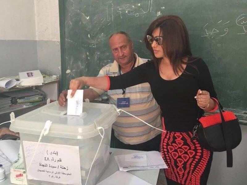 نشرت النجمة نجوى كرم عبر موقع تويتر صورة لها وهي تدلي بصوتها في الإنتخابات البلدية في مسقط رأسها زحلة  وعلقت كرم على الصورة: "صوتنا هو للنظام الذي نخضع له بالايام يلي جاية، نرسم خارطة مستقبلنا، رح اختار الصوت يلي ما بخليني اندم".