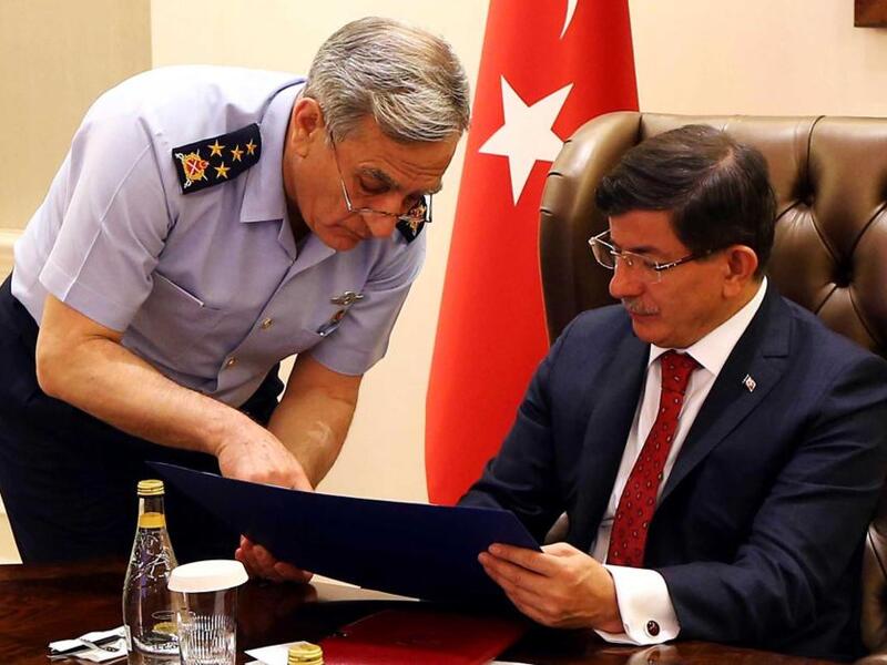 Turkey's prime minister Ahmet Davutoglu being briefed by General Akin Ozturk. (AFP/File)