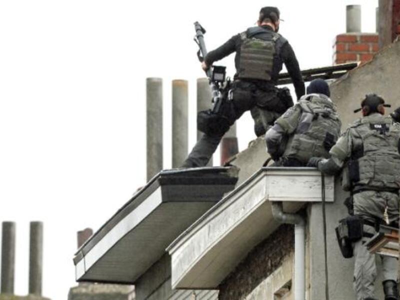 Belgium special force officers prepare to enter a house in the Rue Delaunoy in Molenbeek-Saint-Jean of Brussels, on November 16, 2015 (AFP/Dirk Waem)