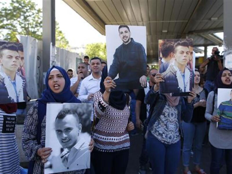 Families of Palestinians imprisoned in Israeli jails demonstrate in the Old City of Jerusalem al-Quds on April 29, 2017 in support of hundreds of Palestinian prisoners on hunger strike. (AFP)